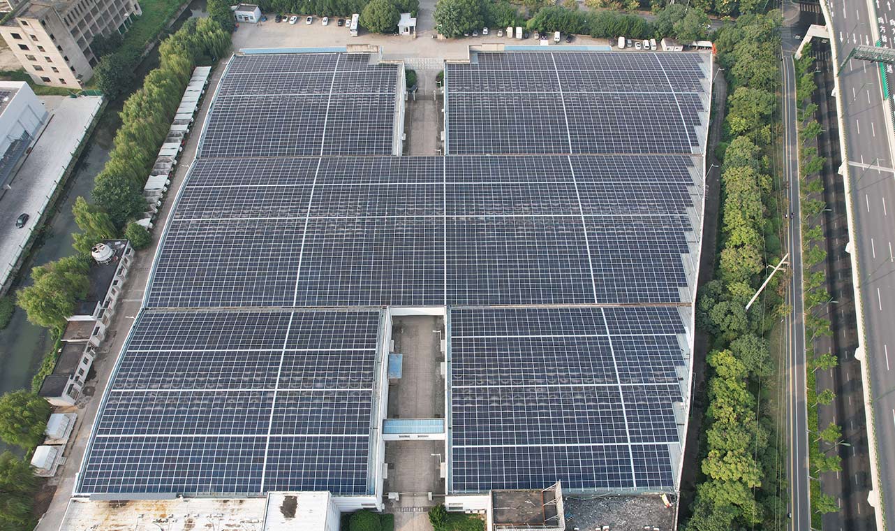 Large-scale rooftop solar panel installation utilizing Solavita 3-phase on-grid inverter 125kW, showcasing industrial renewable energy solutions for optimized efficiency.