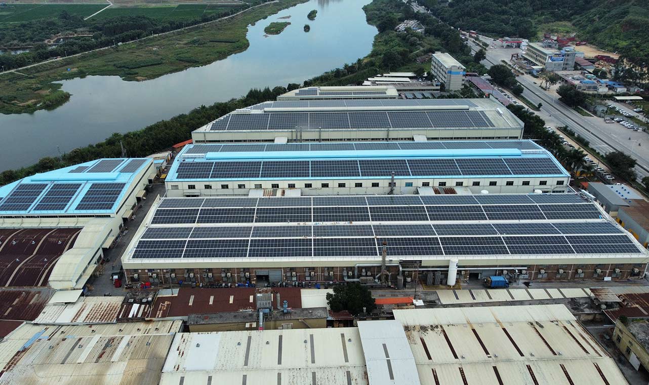 Large-scale rooftop solar panel installation utilizing Solavita 3-phase on-grid inverter 125kW, showcasing industrial renewable energy solutions for optimized efficiency.