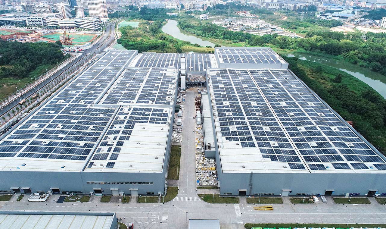 Large-scale rooftop solar panel installation utilizing Solavita 3-phase on-grid inverter 125kW, showcasing industrial renewable energy solutions for optimized efficiency.