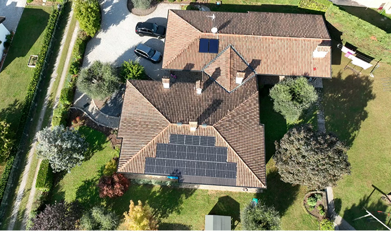 Overhead view of residential rooftop solar panel system equipped with Solavita hybrid inverter and 5.12kWh battery pack, highlighting efficient energy storage solutions